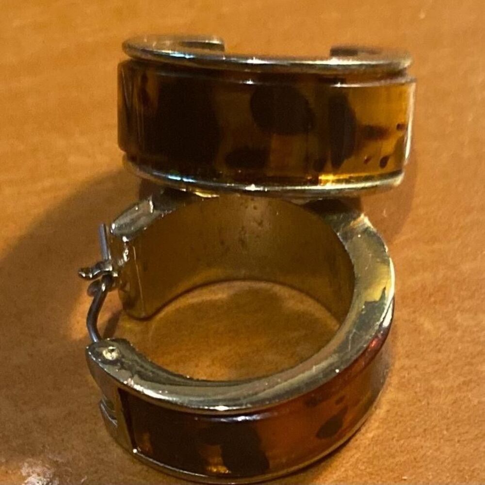Brown Tortoise Resin Hoop Huggie Earrings Gold Tone Hinged Women’s 1” Jewelry